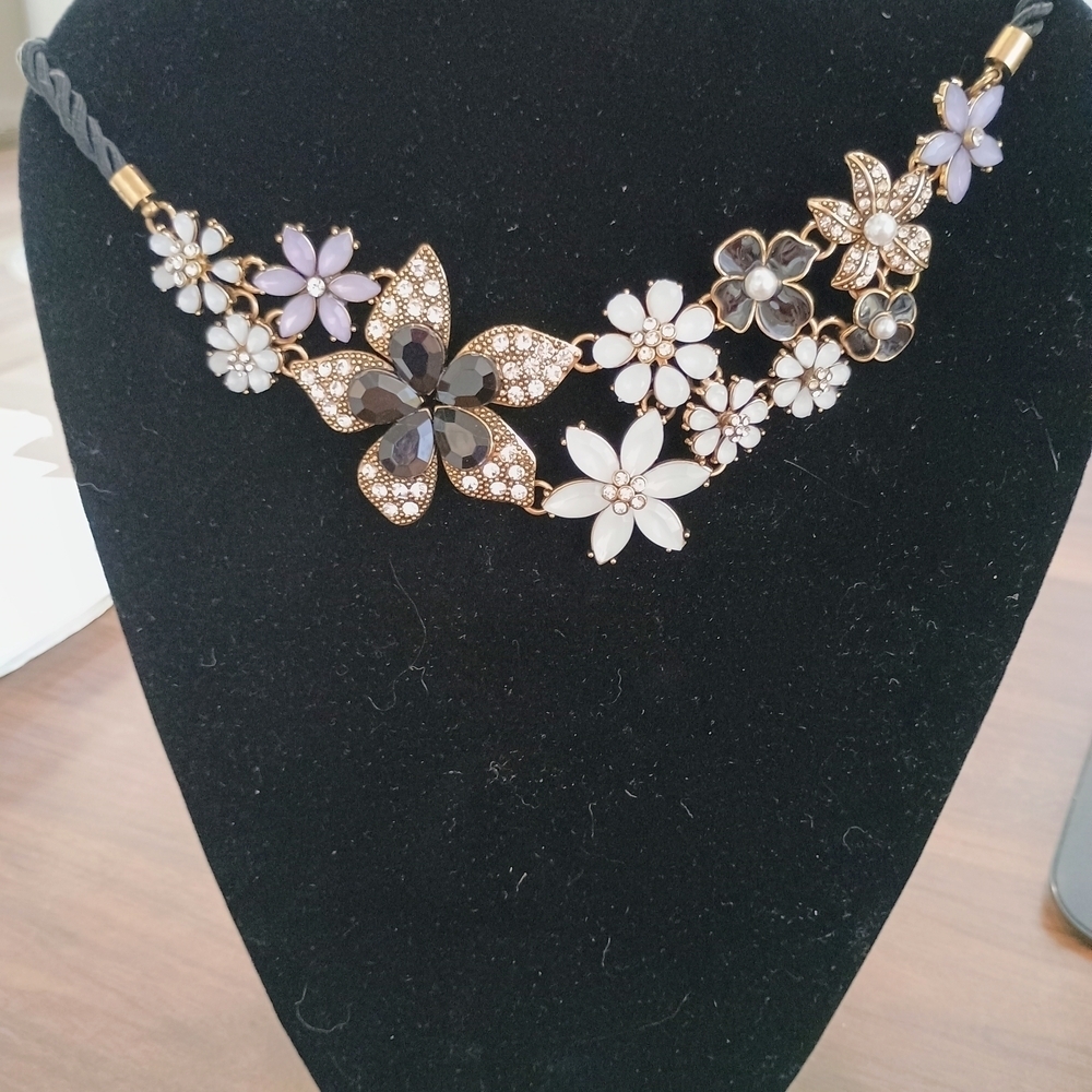 Elegant Floral Necklace with Gold and White Accents